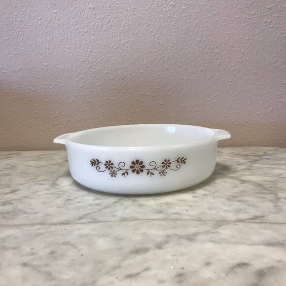 Vintage 60s Dynaware Pyr–O–Rey milk glass ovenware casserole dish - Picture 2 of 6